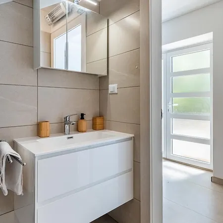 House Verona 25m From The Beach, Martinscica, Cres Island ヴィラ *